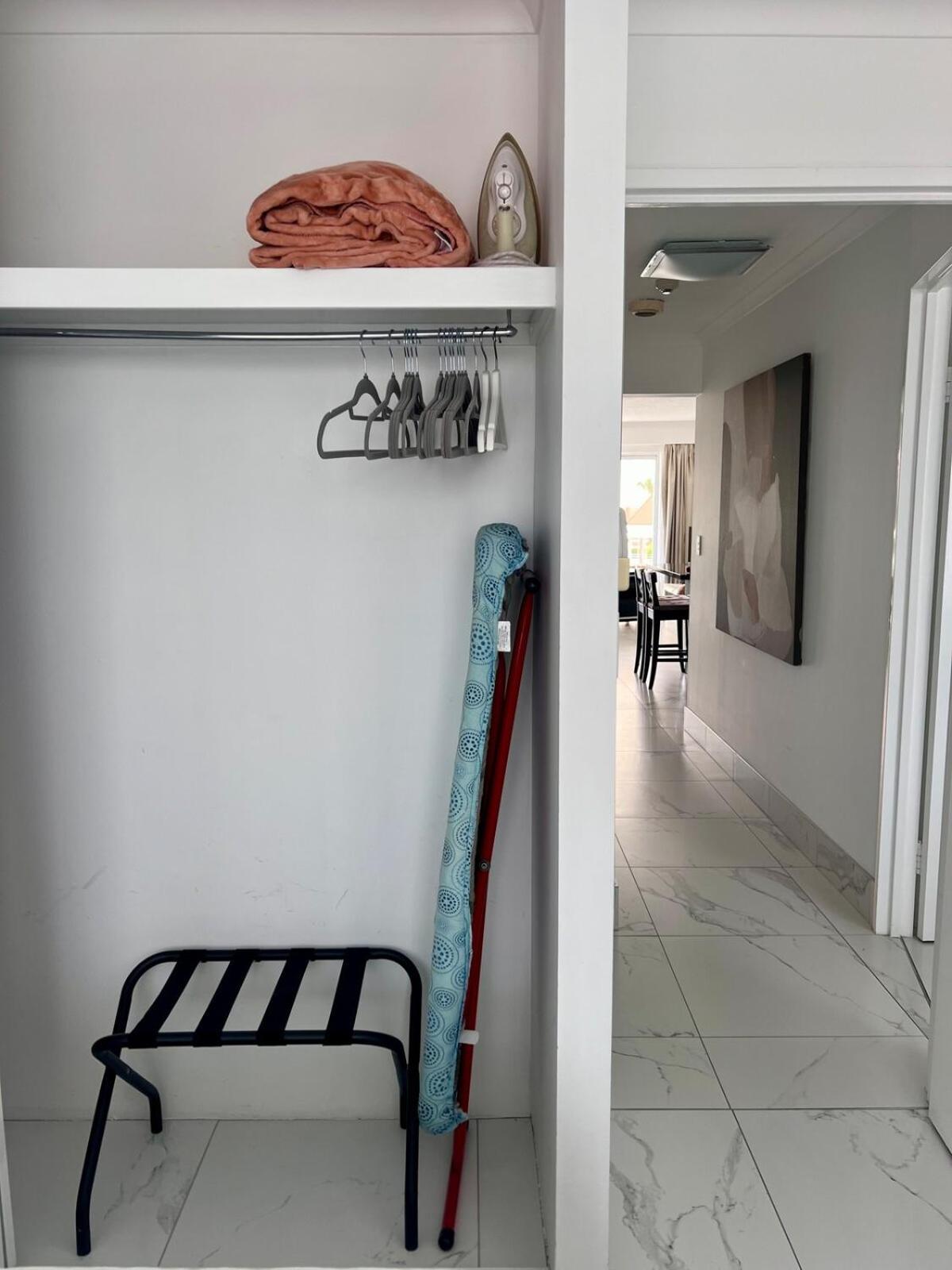 Beautiful Broadbeach Living! Apartment